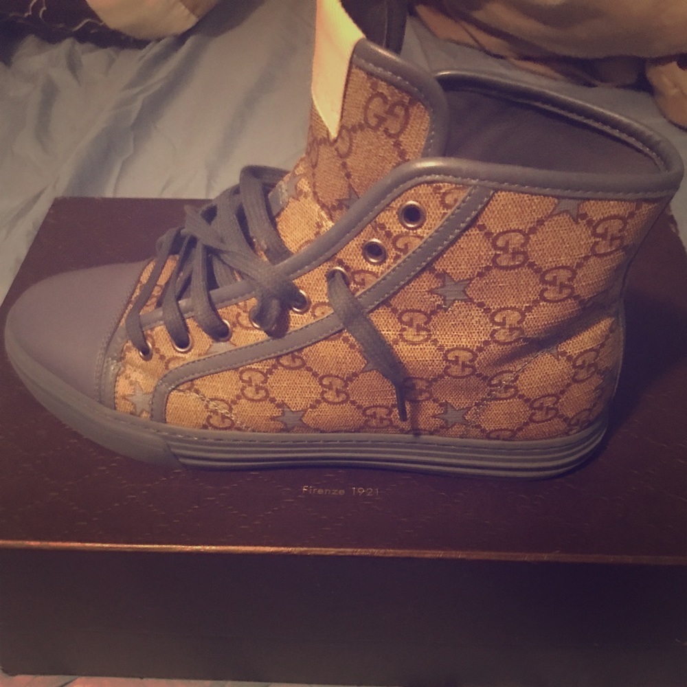 Men size 8 US sneakers
